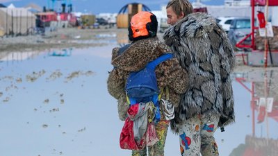 Понад 70 тис. людей заблоковані на артфестивалі Burning Man у США через зливу Понад 70 тис. людей заблоковані на артфестивалі Burning Man у США через зливу