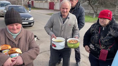 На Херсонщині жителі Зеленівки готують безплатні обіди для односельців На Херсонщині жителі Зеленівки готують безплатні обіди для односельців