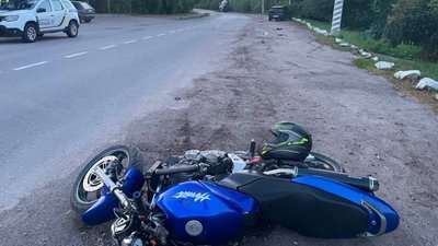 У Калинівці, що на Вінниччині, 8 липня мотоцикл Honda зіштовхнувся з автомобілем Kia