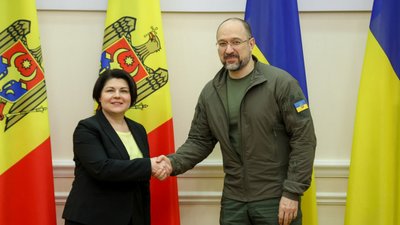 "Найболючіше видовище — хрести за городами". Прем'єрка Молдови приїхала у Київ і відвідала Бучу та Ірпінь