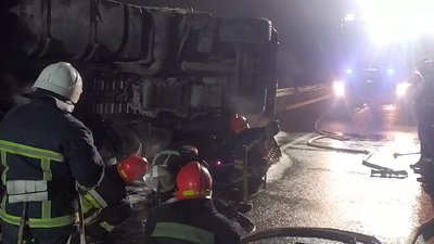 Автопригода трапилася ввечері 14 грудня на автодорозі М-12 поблизу села Мацьківці Хмельницького району. Фото: ГУ ДСНС у Хмельницькій області Автопригода трапилася ввечері 14 грудня на автодорозі М-12 поблизу села Мацьківці Хмельницького району. Фото: ГУ ДСНС у Хмельницькій області