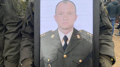 На Херсонщині попрощались з трьома військовими, яких розстріляв солдат у Дніпрі На Херсонщині попрощались з трьома військовими, яких розстріляв солдат у Дніпрі