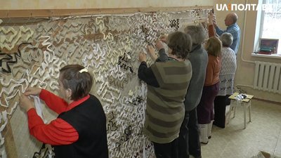 Волонтери загону "Невтомні бабусі" плетуть сітки бійцям Волонтери загону "Невтомні бабусі" плетуть сітки бійцям