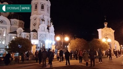 Не більше десятьох та священник без маски: як освячують великодні кошики у Харкові Не більше десятьох та священник без маски: як освячують великодні кошики у Харкові