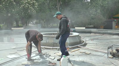 Ремонт фонтану перед запуском Ремонт фонтану перед запуском