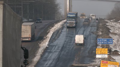 Біля Рівного водії відкрили і їздять новою дорогою, бо стара – нестерпна