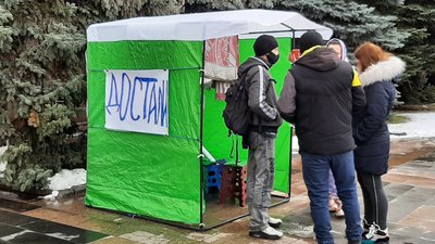 Десятеро людей вийшли на пікет до Харківської облдержадміністрації "проти тарифів" Десятеро людей вийшли на пікет до Харківської облдержадміністрації "проти тарифів"