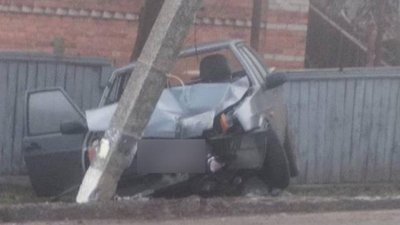 Тікали і врізались у стовп: на Харківщині затримали підозрюваних у викраденні машини