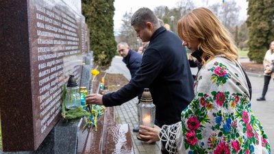 Учасники вшанування річниці з дня народження Степана Бандери також кладуть лампадки до стели пам'яті Героям російсько-української війни Учасники вшанування річниці з дня народження Степана Бандери також кладуть лампадки до стели пам'яті Героям російсько-української війни