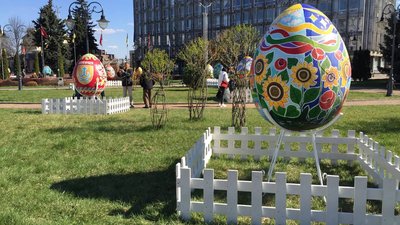 "Писанки-велетні" встановили на площі перед міськрадою у Вінниці "Писанки-велетні" встановили на площі перед міськрадою у Вінниці