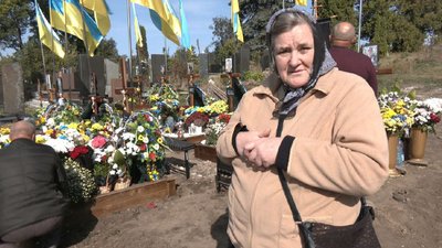 Жінка на цвинтарі Жінка на цвинтарі