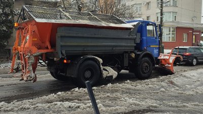 Дороги Львівщини від снігу розчищали понад 80 снігоприбиральних машин