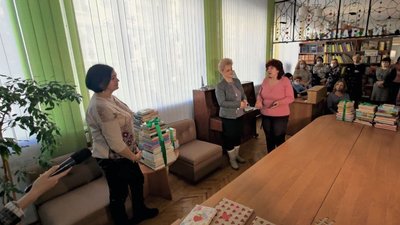 Жителі Тернопільщині подарували книгозбірням області три сотні книжок Жителі Тернопільщині подарували книгозбірням області три сотні книжок