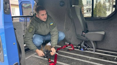 Кріплення в спеціально обладнаному таксі Кріплення в спеціально обладнаному таксі