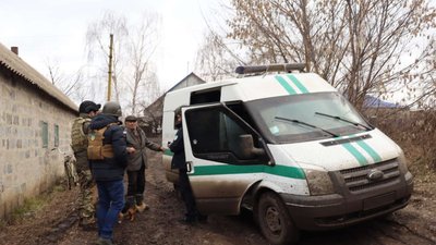 Перші пенсії після звільнення: до Невського на Луганщині приїхала Укрпошта Перші пенсії після звільнення: до Невського на Луганщині приїхала Укрпошта