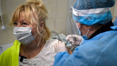"Без побічних реакцій". Львівські медики розповіли про стан після вакцинації від COVID-19