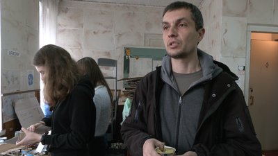 Черкаські волонтери виготовляють окопні свічки для української армії Черкаські волонтери виготовляють окопні свічки для української армії