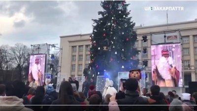Вогні головної ялинки Закарпаття запалили на площі Народній в Ужгороді
