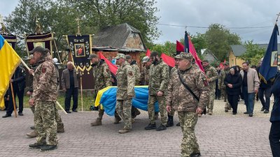 На Тернопільщині попрощалися із військовослужбовцем Василем Паславським На Тернопільщині попрощалися із військовослужбовцем Василем Паславським