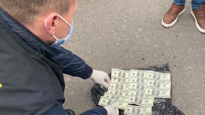 Прикарпатські правоохоронці викрили у хабарництві посадовців військкомату та сільради Прикарпатські правоохоронці викрили у хабарництві посадовців військкомату та сільради