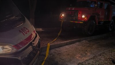 Машина швидкої на буксирі через ожеледицю Миколаївщина