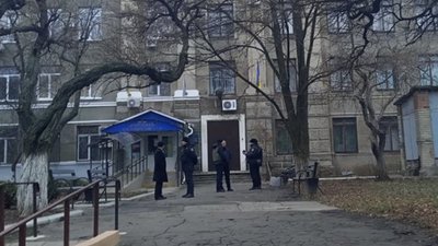 У Бахмуті "замінували" суд, де мали розглядати справу підозрюваного у вбивстві волонтера У Бахмуті "замінували" суд, де мали розглядати справу підозрюваного у вбивстві волонтера