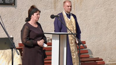 Жінка і священник Жінка і священник
