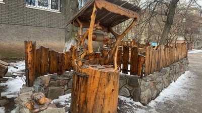 Криворіжець прикрасив майданчик біля багатоповерхівки власноруч зробленими дерев`яними скульптурами Криворіжець прикрасив майданчик біля багатоповерхівки власноруч зробленими дерев`яними скульптурами