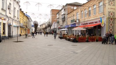 У Житомирі на центральній пішохідній вулиці почали розфарбовувати будинки у кольори логотипу міста