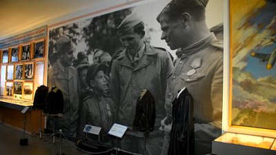 Зал спецопераціі «Френтік» у музеї Важкої бомбардувальної авіації в Полтаві Зал спецопераціі «Френтік» у музеї Важкої бомбардувальної авіації в Полтаві