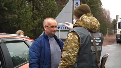 На пункті пропуску "Виступовичі" прикордонники перевіряють людей на ознаки коронавірусу