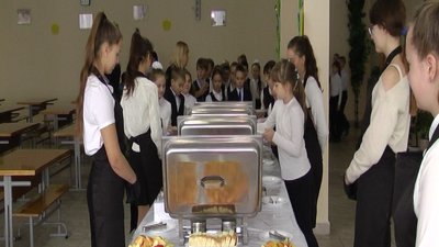 Салати, овочі, фрукти, три види напоїв: у Вінницькій школі № 6 запровадили шведський стіл