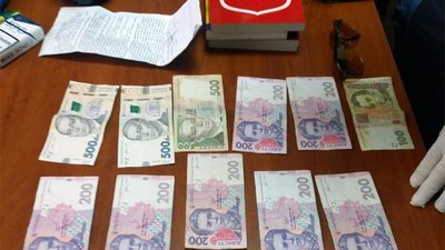 Зловмисник запропонував правоохоронцю хабар в розмірі півтисячі доларів США Зловмисник запропонував правоохоронцю хабар в розмірі півтисячі доларів США