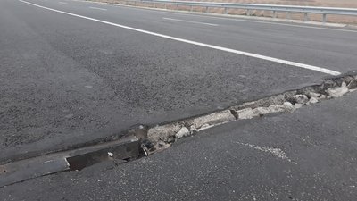 На відремонтованій трасі "Чернівці-Житомир" розійшовся шов на мості. У службі автодоріг відреагували