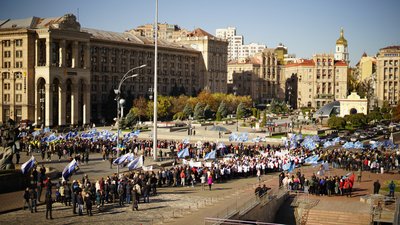 У Києві мітингують профспілки, рух Хрещатиком перекритий У Києві мітингують профспілки, рух Хрещатиком перекритий