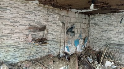 Мешканці Великої Писарівки живуть поруч зі снарядом в стіні Мешканці Великої Писарівки живуть поруч зі снарядом в стіні