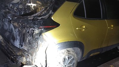 Авто у Салтівському районі Харкова, яке пошкоджене через підпал сусіднього