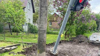 У Луцьку будуть перевстановлювати світлофор, який похилився У Луцьку будуть перевстановлювати світлофор, який похилився