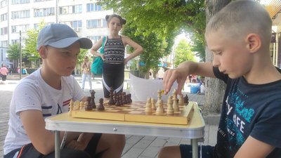 У Луцьку восьмирічний школяр грає з перехожими у шахи: гроші передає на потреби ЗСУ У Луцьку восьмирічний школяр грає з перехожими у шахи: гроші передає на потреби ЗСУ