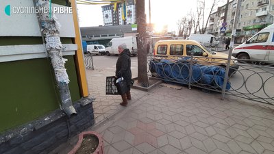 Поліція не дає розгорнутись торговцям біля ринку у Рівному Поліція не дає розгорнутись торговцям біля ринку у Рівному