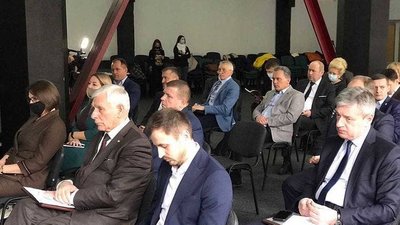 У Франківську обговорили законодавство та перспективи прикарпатських громад У Франківську обговорили законодавство та перспективи прикарпатських громад