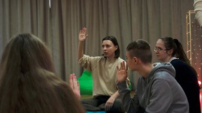Картини про вимкнення світла: в Ужгороді відкрили виставку художніх робіт підлітків з Умані "Темні справи" Картини про вимкнення світла: в Ужгороді відкрили виставку художніх робіт підлітків з Умані "Темні справи"