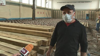 На Тернопільщині в Лановецькій школі нова партія дощок для спортзалу знову з пліснявою На Тернопільщині в Лановецькій школі нова партія дощок для спортзалу знову з пліснявою