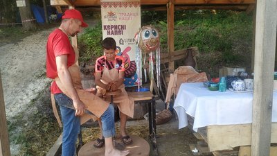 На "Крутому Замісі" на Черкащині шукали Сонцезавра та робили хату-мазанку На "Крутому Замісі" на Черкащині шукали Сонцезавра та робили хату-мазанку