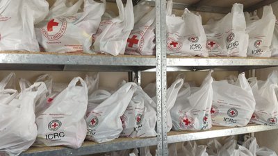 У Тернополі волонтери Червоного Хреста роздавали продуктові набори