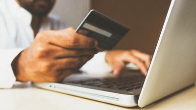 Не беріть нових кредитів! Чоловік з банківською карткою Не беріть нових кредитів! Чоловік з банківською карткою