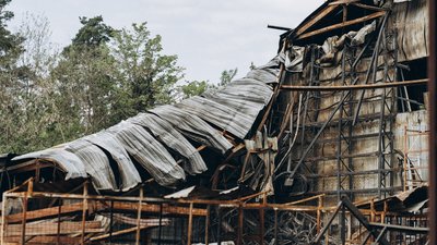 "Відбудували дім жінки, яка прийняла у себе 40 військових". Волонтери з Чернівців відновлюють будинки в Ірпені
