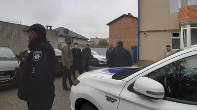 Мешканці одного із будинків Тернополя протестують Мешканці одного із будинків Тернополя протестують