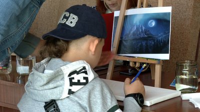 "Малювання допомагає": у рівненській бібліотеці запровадили арттерапію для родичів загиблих