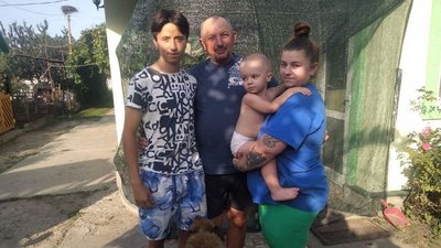 Мешканець Хмельниччини домігся повернення в Україну депортованих з Маріуполя родичів
